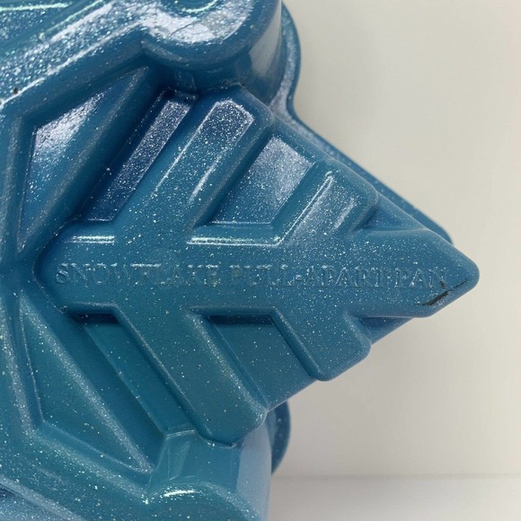 Nordic Ware Disney Frozen 2 Cast Snowflake Pull Apart Bundt Cake Pan 6 cups - Picture 6 of 12